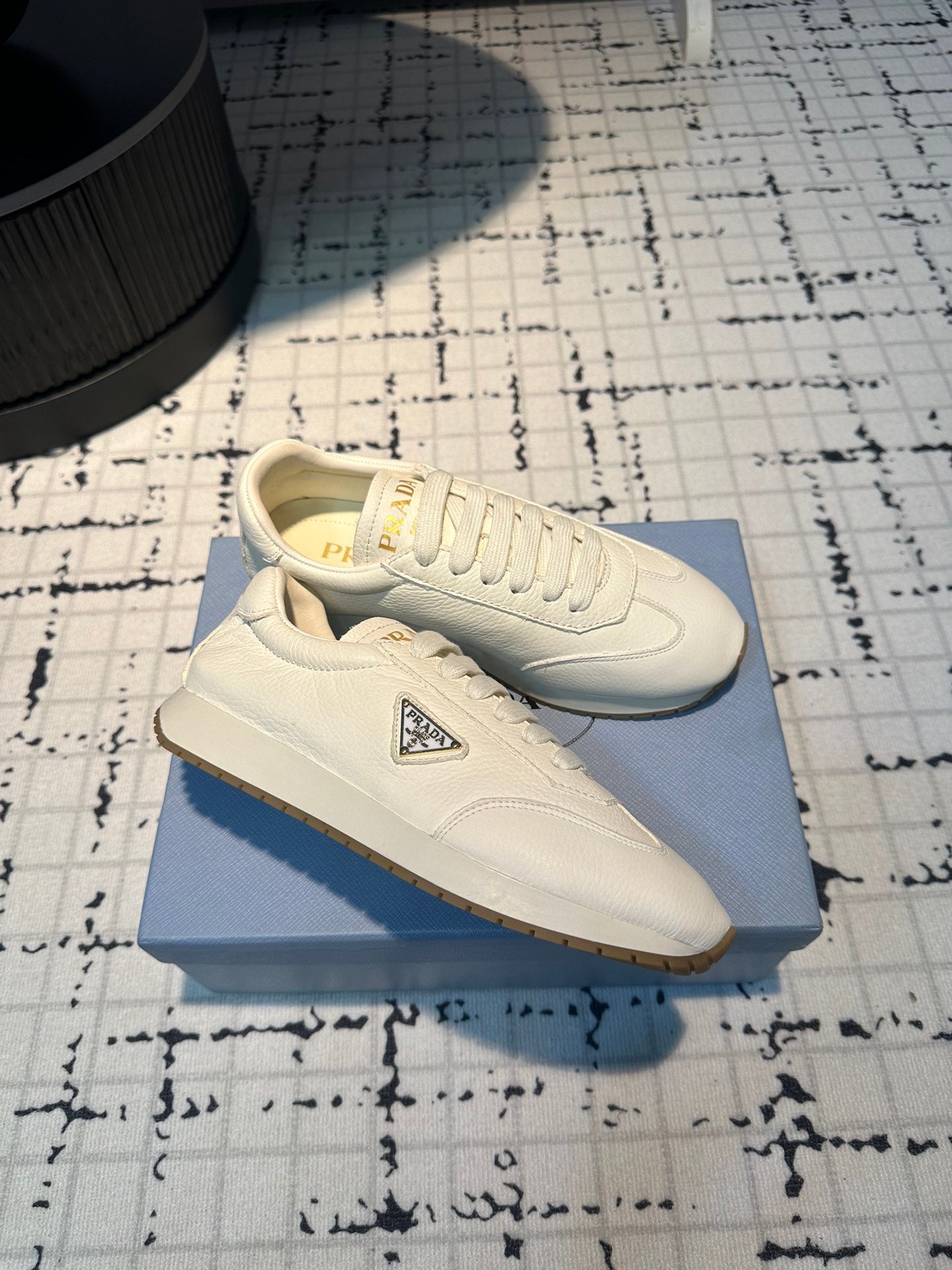 PRA TRIANGLE LOGO SNEAKERS WHITE CALFSKIN - 35