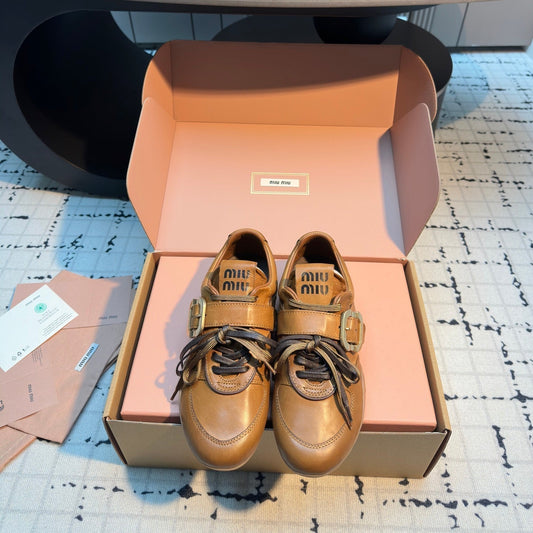 MIUMIU 26S КРОСІВКИ НА ШНУРІВЦІ З КОРИЧНЕВОЇ ТЕЛЯЧОЇ ШКІРИ З ДЕТАЛЛЮ РЕМІНЦЯ З ПРЯЖКОЮ