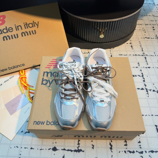 Кросівки MIUMIU 26S з сріблястої телячої шкіри та білої сітки на гумовій підошві
