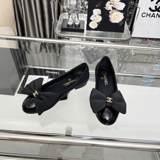 CHANEL 25S БАЛЕТКИ З КРУГЛИМ НОСКОМ І БАНТОМ З БЛИСКУЧОГО ЧОРНОГО ПОЛОТНА - 35