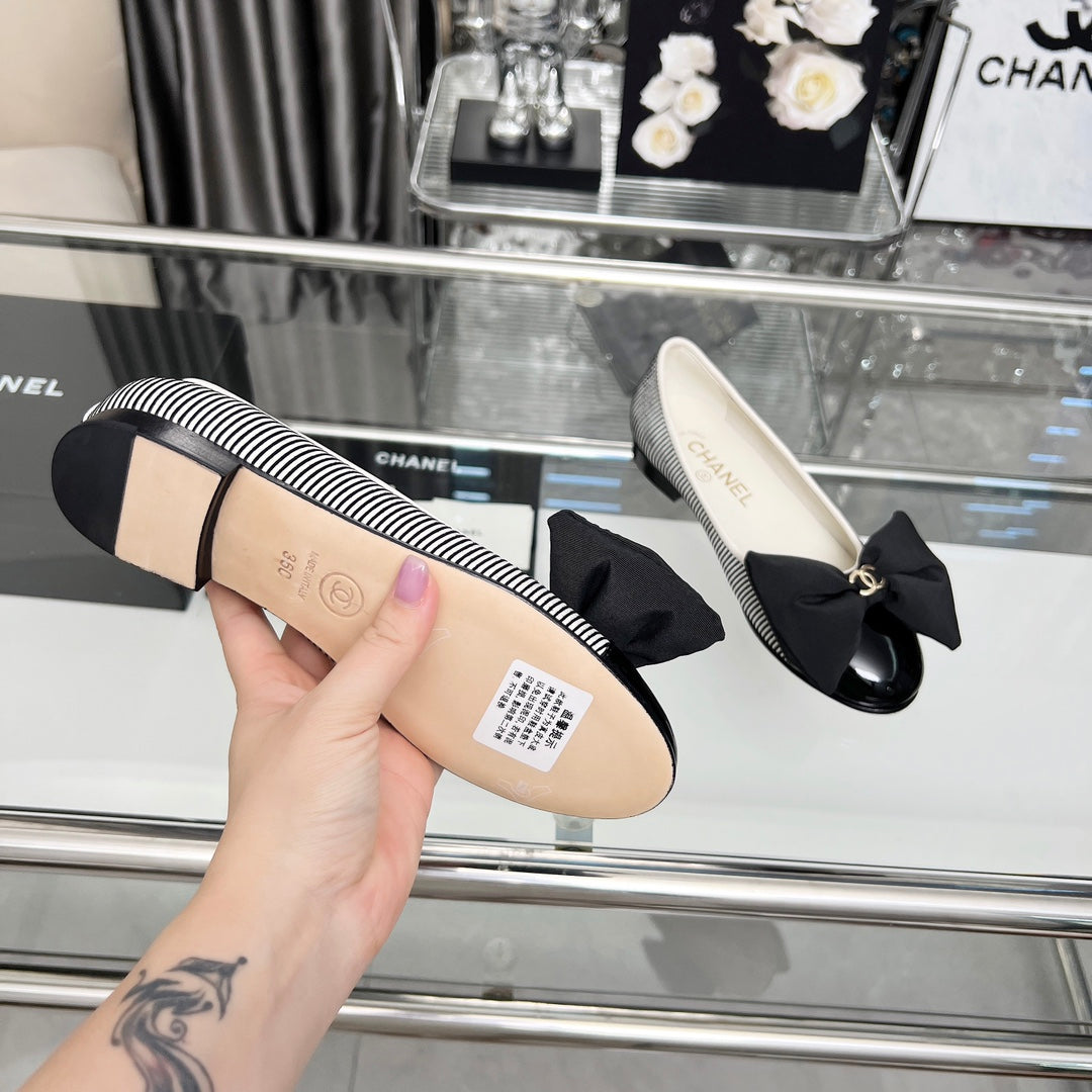 CHANEL 25S ROUND TOE BALLET FLATS WITH A BOW IN STRIPED PATTERN CALFSKIN - 35