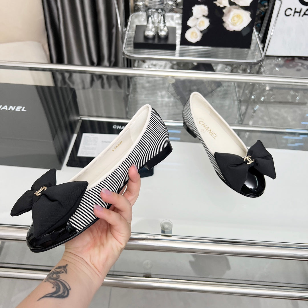 CHANEL 25S ROUND TOE BALLET FLATS WITH A BOW IN STRIPED PATTERN CALFSKIN - 35