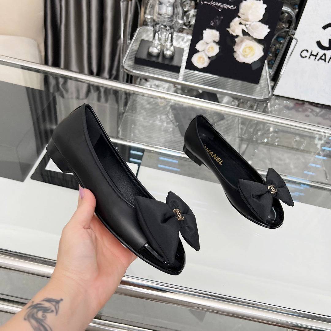 CHANEL 25S ROUND TOE BALLET FLATS WITH A BOW IN BLACK CALFSKIN - 35