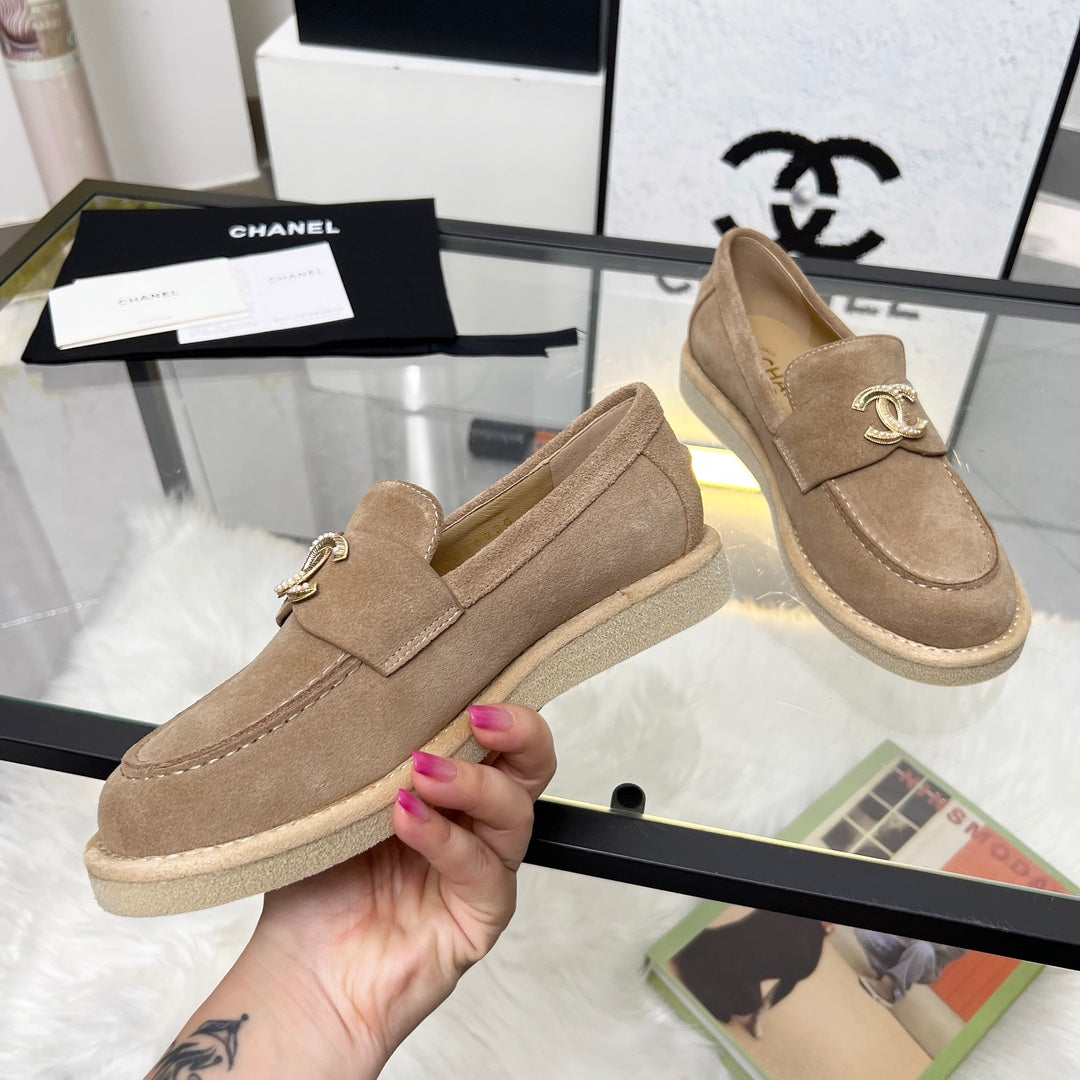 CC PEARL LOGO LOAFERS IN CINNAMON BROWN SUEDE - 35