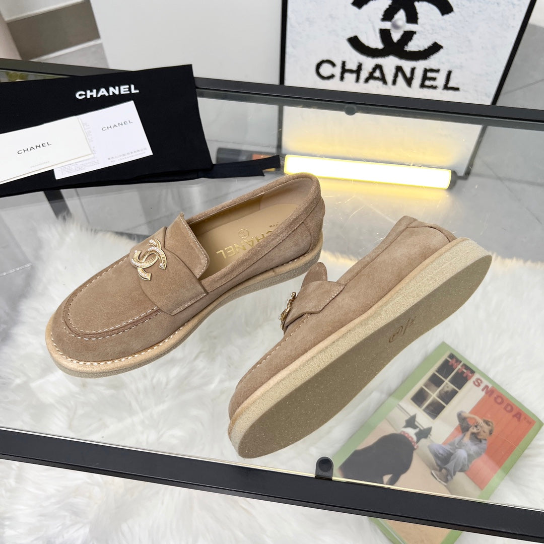 CC PEARL LOGO LOAFERS IN CINNAMON BROWN SUEDE - 35
