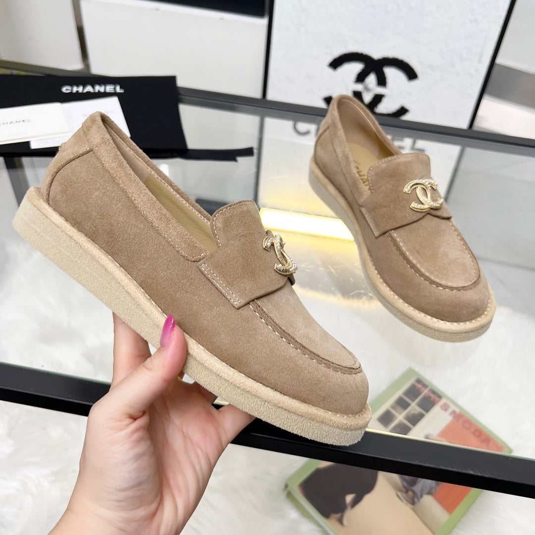 CC PEARL LOGO LOAFERS IN CINNAMON BROWN SUEDE - 35