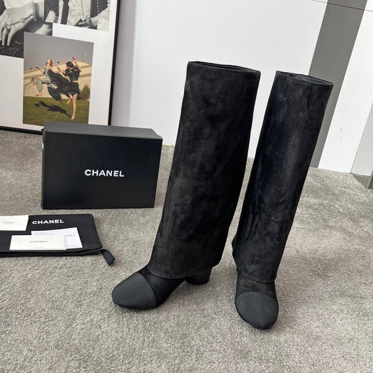 ЧОБОТИ CHANEL 25S 55 ММ З ЧОРНОЇ ЗАМШІ ТА ПОЛОТНА ІЗ ЗОЛОТОЮ ФУРНІТУРОЮ