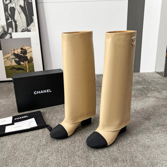 ЧОБОТИ CHANEL 25S 55 ММ З КАРАМЕЛЬНО-БЕЖЕВОЇ ТЕЛЯЧОЇ ШКІРИ ТА ЧОРНОГО ПОЛОТНА ІЗ ЗОЛОТОЮ ФУРНІТУРОЮ