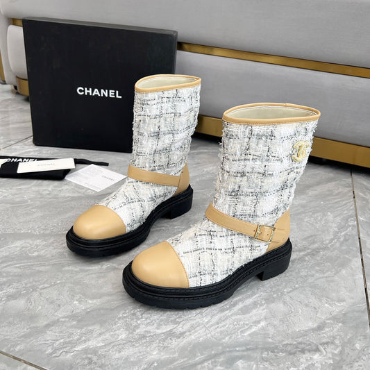 ЧОБОТИ CHANEL 25S СЕРЕДНЬОЇ ДОВЖИНИ 45 ММ ЗІ СВІТЛО-КОРИЧНЕВОЇ ТЕЛЯЧОЇ ШКІРИ ТА БІЛОГО ТВІДУ ІЗ ЗОЛОТОЮ ФУРНІТУРОЮ