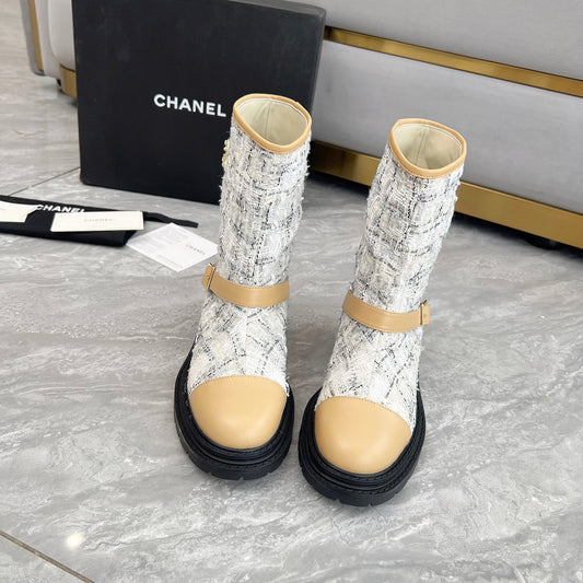 ЧОБОТИ CHANEL 25S СЕРЕДНЬОЇ ДОВЖИНИ 45 ММ ЗІ СВІТЛО-КОРИЧНЕВОЇ ТЕЛЯЧОЇ ШКІРИ ТА БІЛОГО ТРІДУ ІЗ ЗОЛОТОЮ ФУРНІТУРОЮ - 35