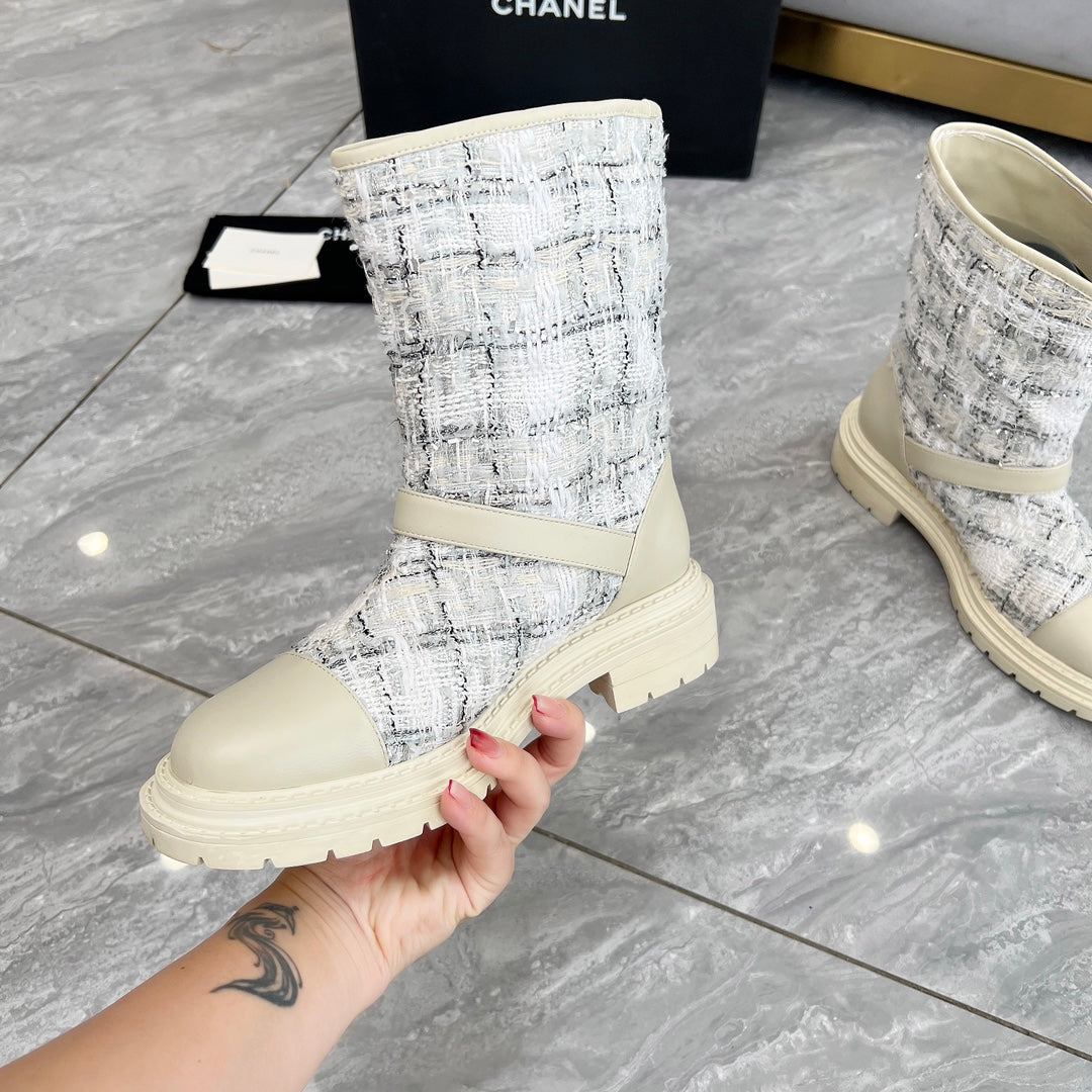 CHANEL 25S MID-CALF BOOTS 45MM IN BEIGE CALFSKIN AND WHITE TWEED GOLD HARDWRE - 35