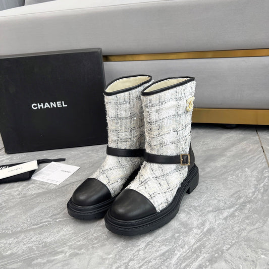 ЧОБОТИ CHANEL 25S СЕРЕДНЬОЇ ДОВЖИНИ 45 ММ З ЧОРНОЇ ТЕЛЯЧОЇ ШКІРИ ТА БІЛОГО ТВІДУ З ФУРНІТУРОЮ ЗІ ЗОЛОТА