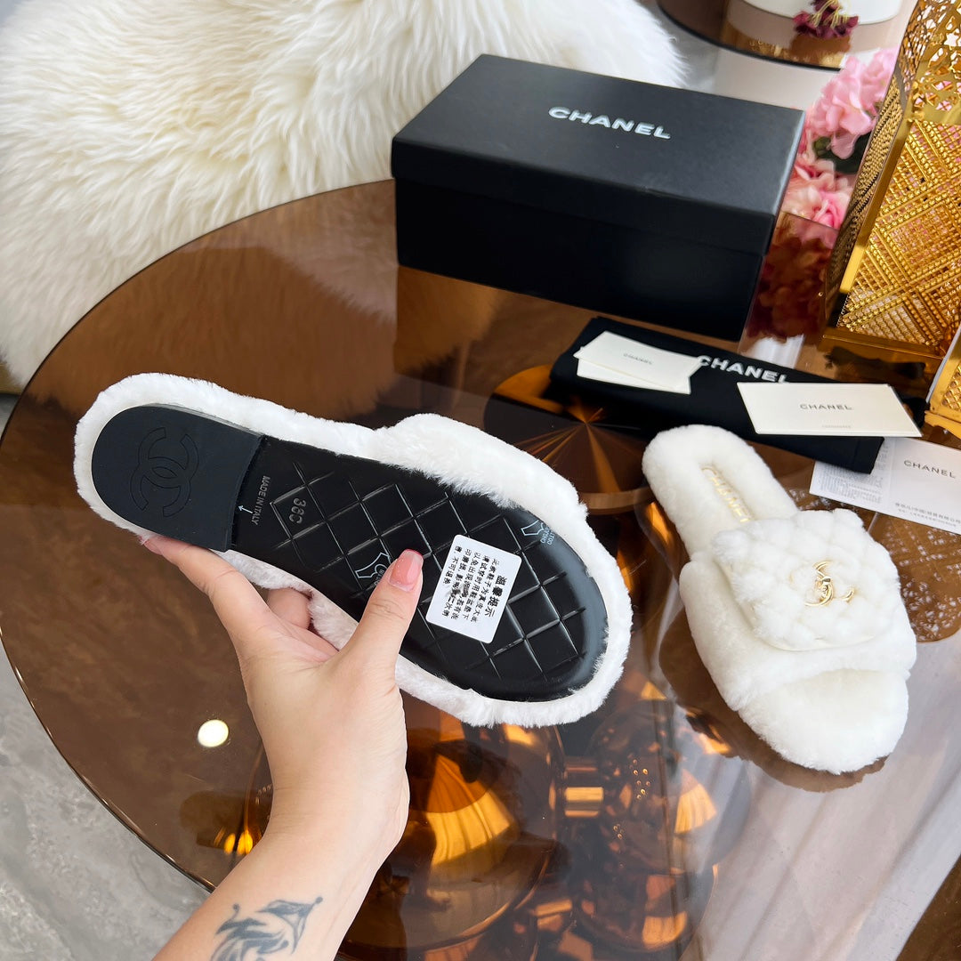 CHANEL 25S FUR SLIPPERS IN WHITE LOGO GOLD HARDWRE - 35