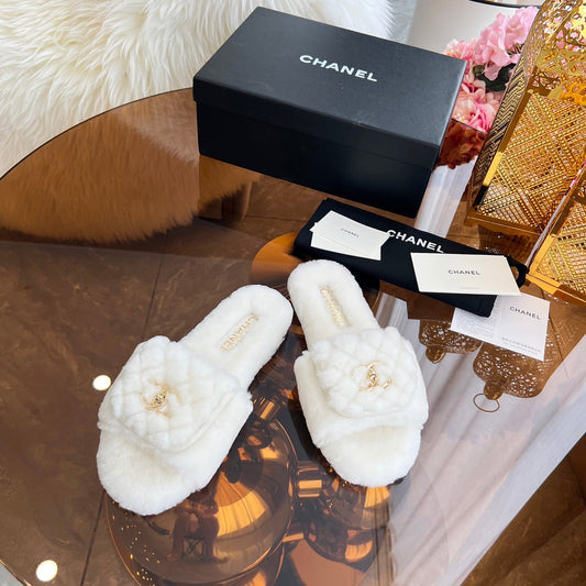CHANEL 25S ХУТРЯНІ ТАПОЧКИ БІЛОГО КОЛЬОРУ ІЗ ЗОЛОТОЮ ФУРНІТУРОЮ З ЛОГОТИПОМ