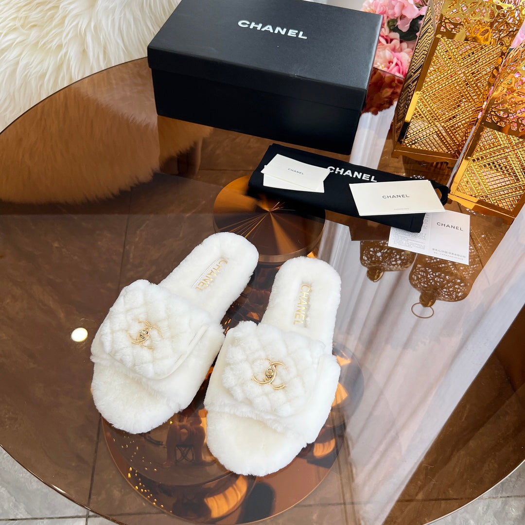 CHANEL 25S FUR SLIPPERS IN WHITE LOGO GOLD HARDWRE - 35