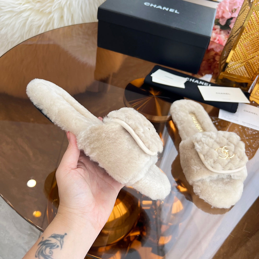 CHANEL 25S FUR SLIPPERS IN LIGHT BEIGE LOGO GOLD HARDWRE - 35