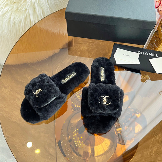 CHANEL 25S ХУТРЯНІ ТАПОЧКИ ЧОРНІ З ЗОЛОТОЮ ФУРНІТУРОЮ З ЛОГОТИПОМ