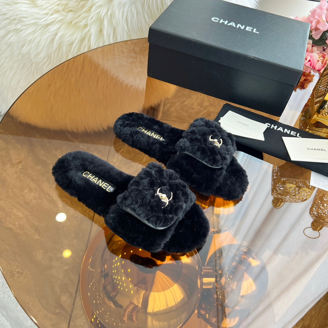 CHANEL 25S FUR SLIPPERS IN BLACK LOGO GOLD HARDWRE - 35