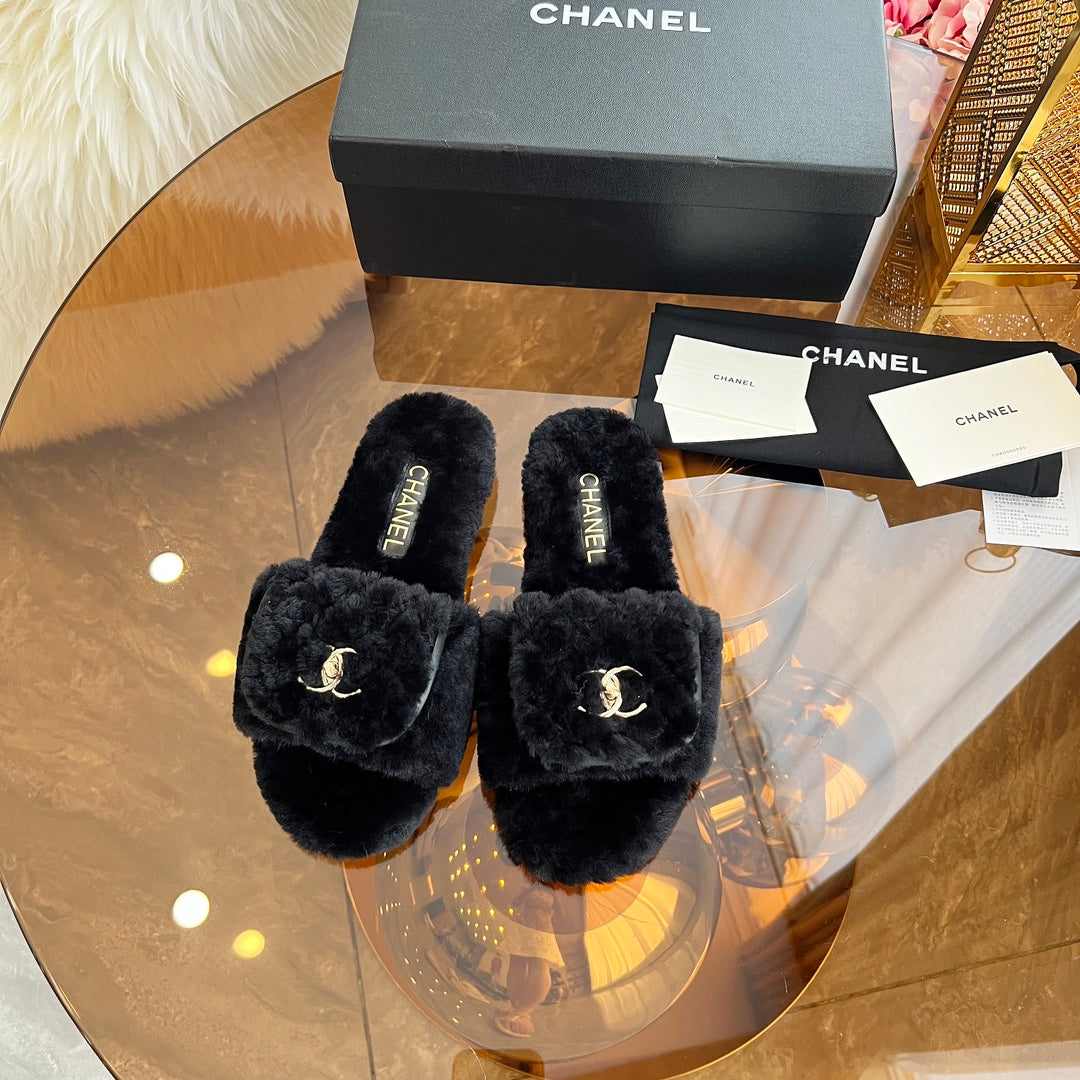 CHANEL 25S FUR SLIPPERS IN BLACK LOGO GOLD HARDWRE - 35
