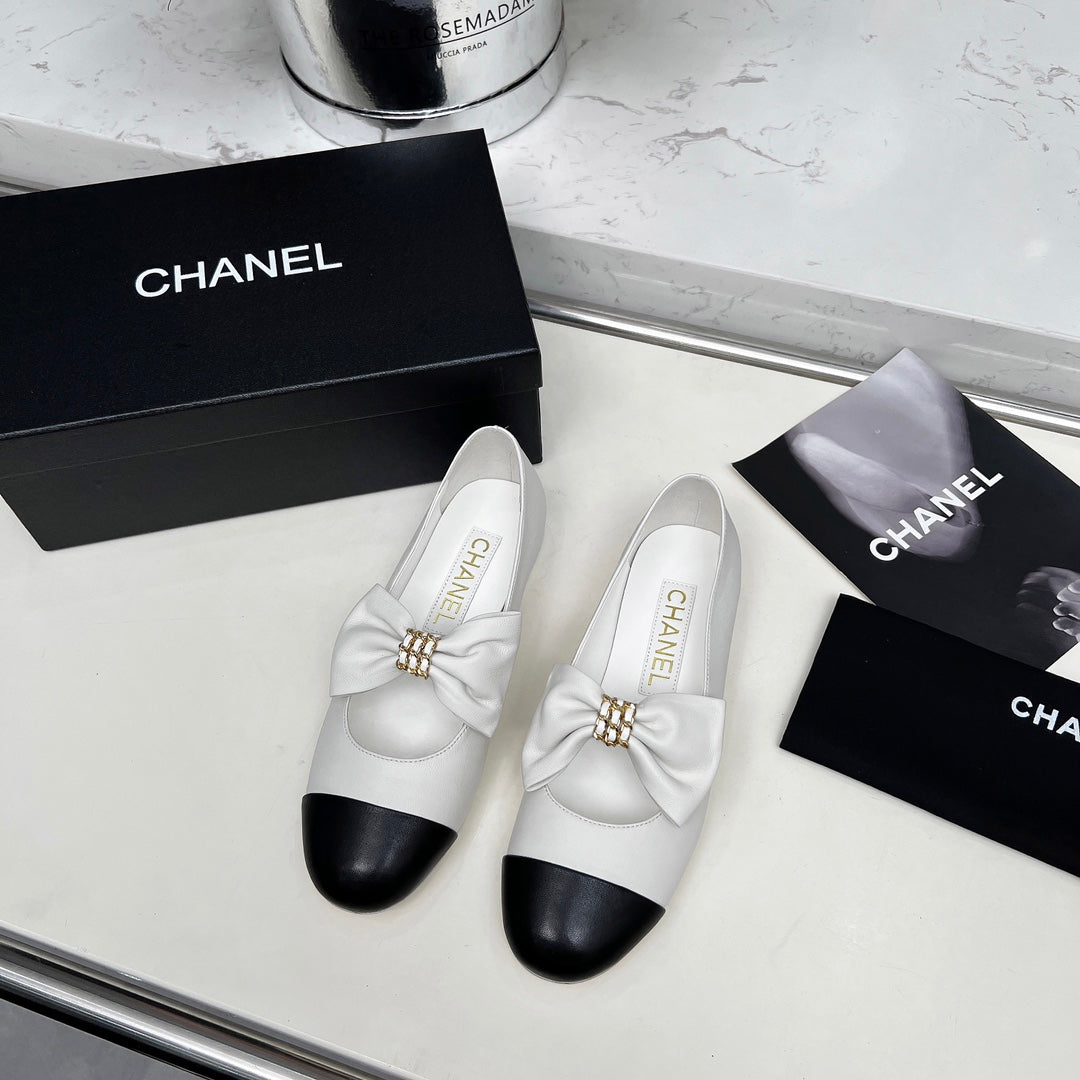 CHANEL 25S MARY JANES IN WHITE MIX BLACK CALFSKIN WITH BOW GOLD HARDWRE - 35