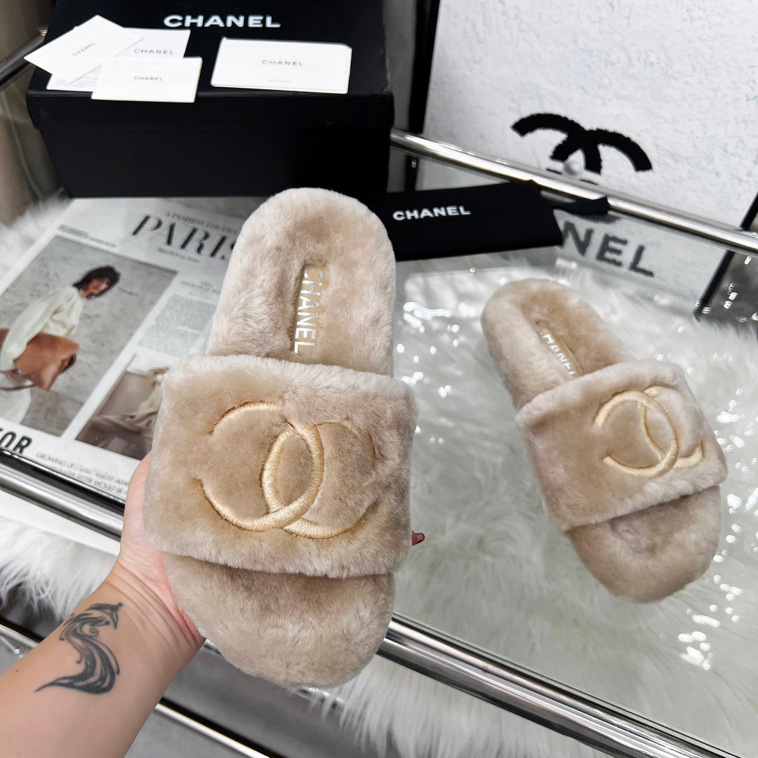 CHANEL 25S FUR SLIPPERS IN LIGHT BEIGE - 35