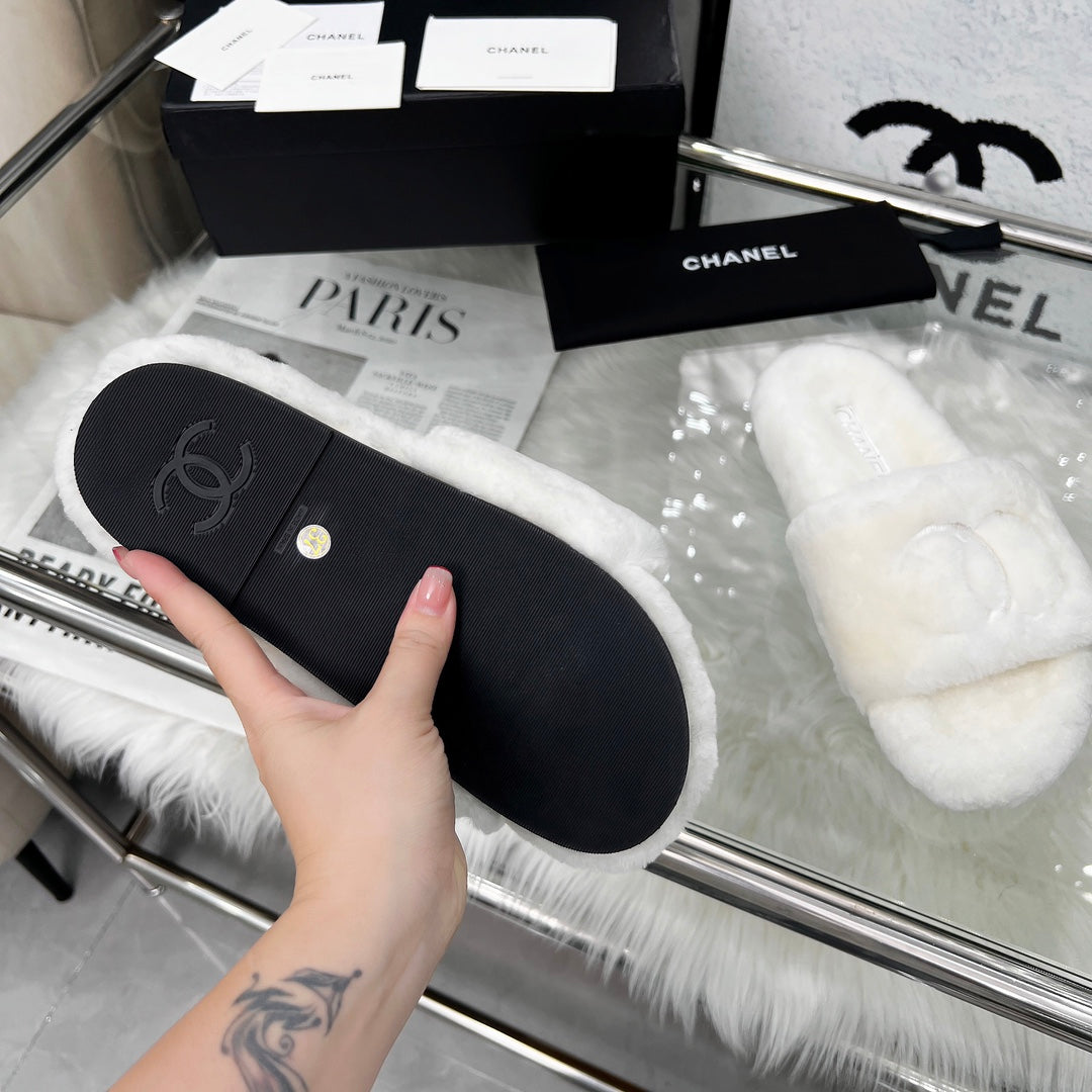 CHANEL 25S FUR SLIPPERS IN WHITE - 35