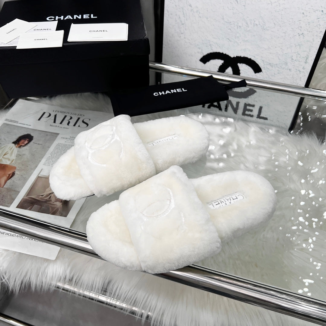 CHANEL 25S FUR SLIPPERS IN WHITE - 35