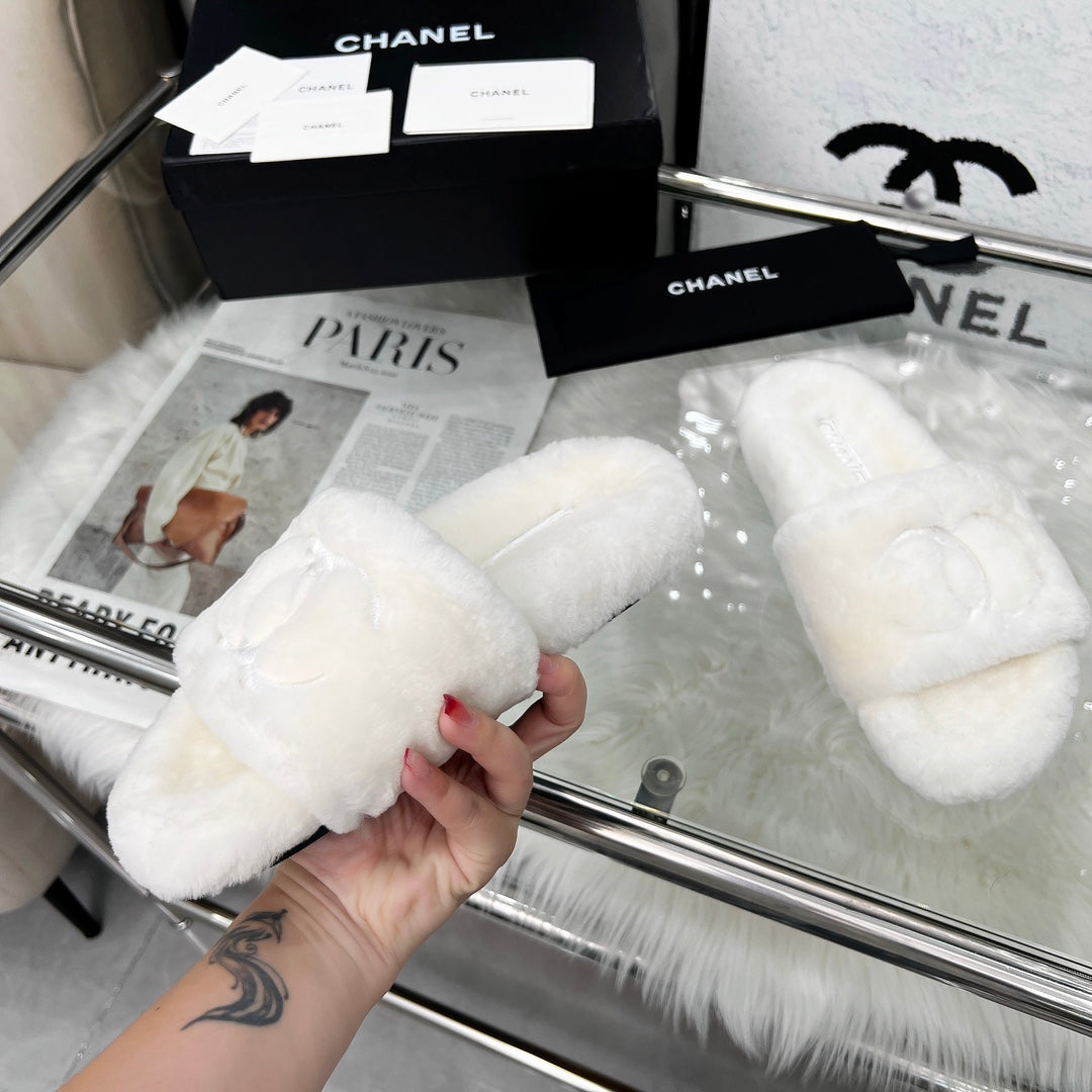 CHANEL 25S FUR SLIPPERS IN WHITE - 35