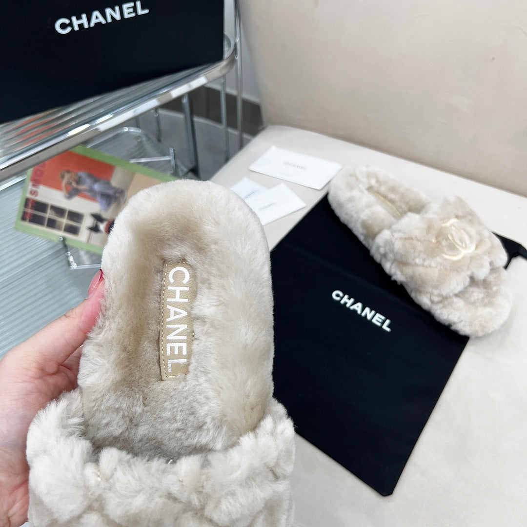 CHANEL 25S FUR SLIPPERS WITH EXPOSED-STITCH STRAPS IN LIGHT GRAY - 35