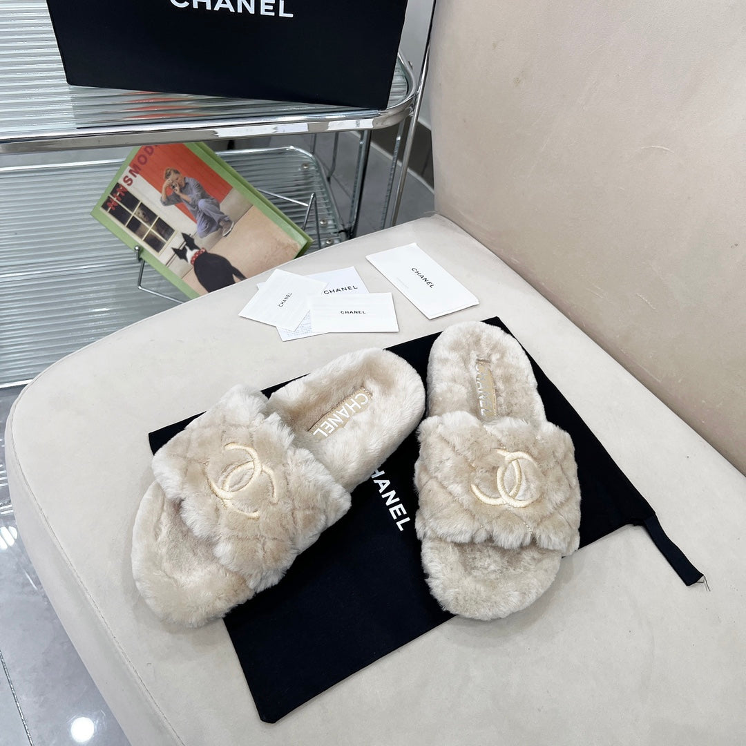 CHANEL 25S FUR SLIPPERS WITH EXPOSED-STITCH STRAPS IN LIGHT GRAY - 35