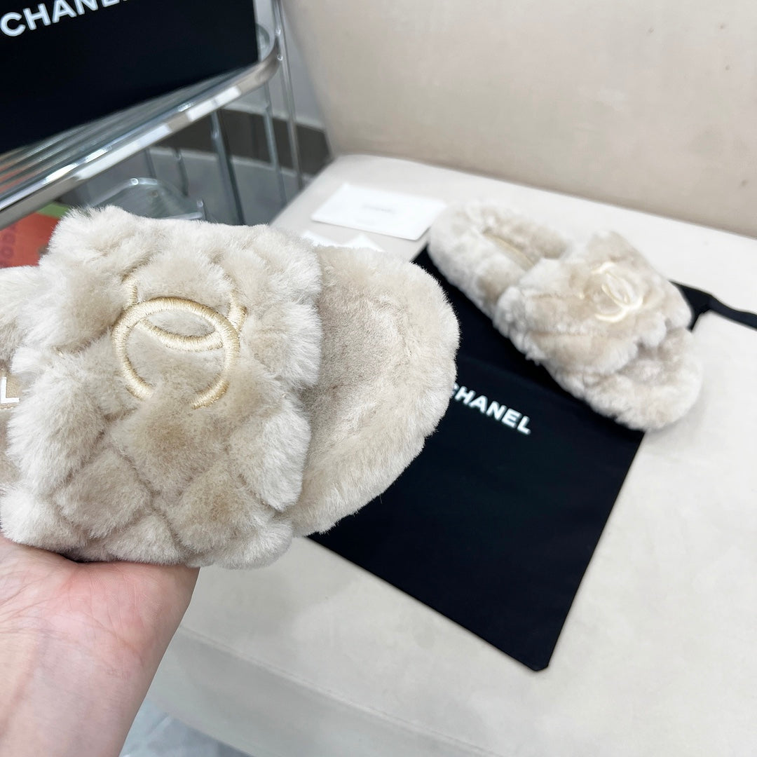 CHANEL 25S FUR SLIPPERS WITH EXPOSED-STITCH STRAPS IN LIGHT GRAY - 35