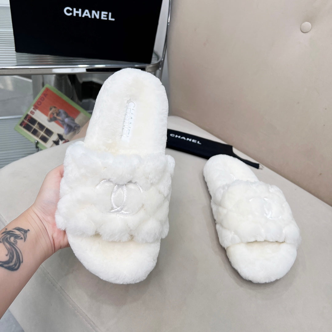 CHANEL 25S FUR SLIPPERS WITH EXPOSED-STITCH STRAPS IN WHITE - 35