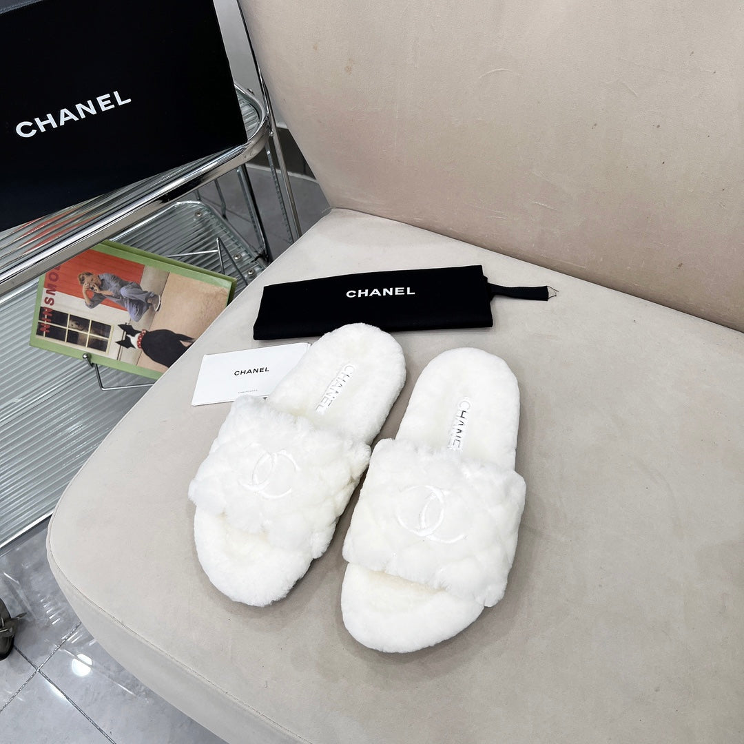 CHANEL 25S FUR SLIPPERS WITH EXPOSED-STITCH STRAPS IN WHITE - 35
