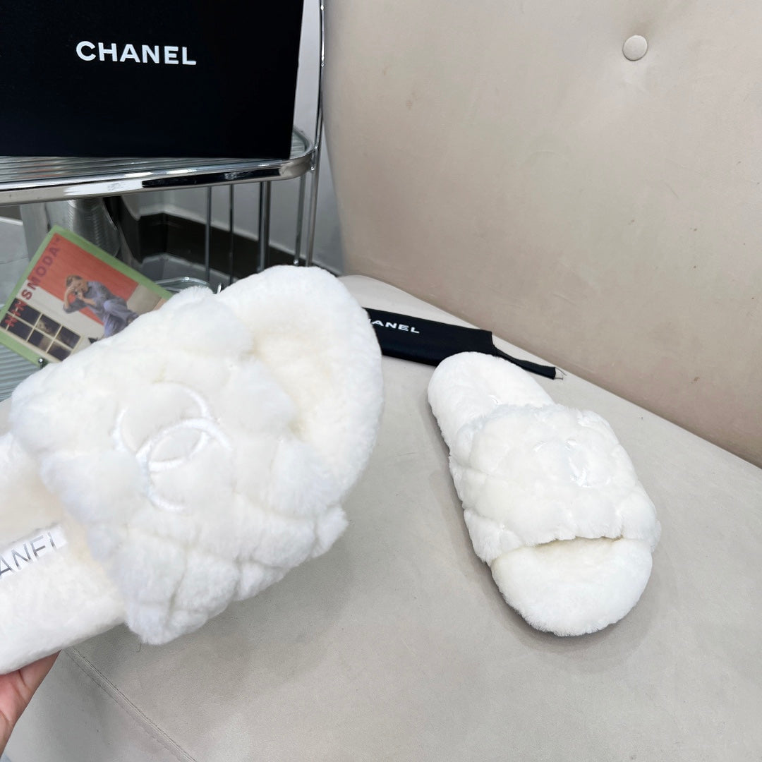 CHANEL 25S FUR SLIPPERS WITH EXPOSED-STITCH STRAPS IN WHITE - 35