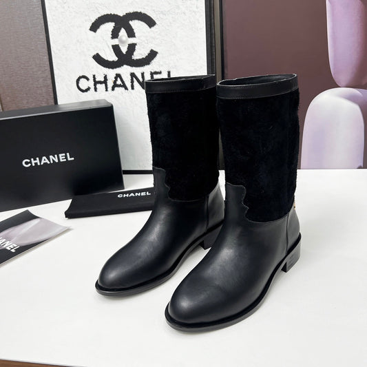 CHANEL 25S ЧОБОТИ ДО СЕРЕДИНИ ІКРИ 35 ММ З ЧОРНОЇ ТЕЛЯЧОЇ ШКІРИ ТА ЗАМШІ ІЗ ЗОЛОТОЮ ФУРНІТУРОЮ