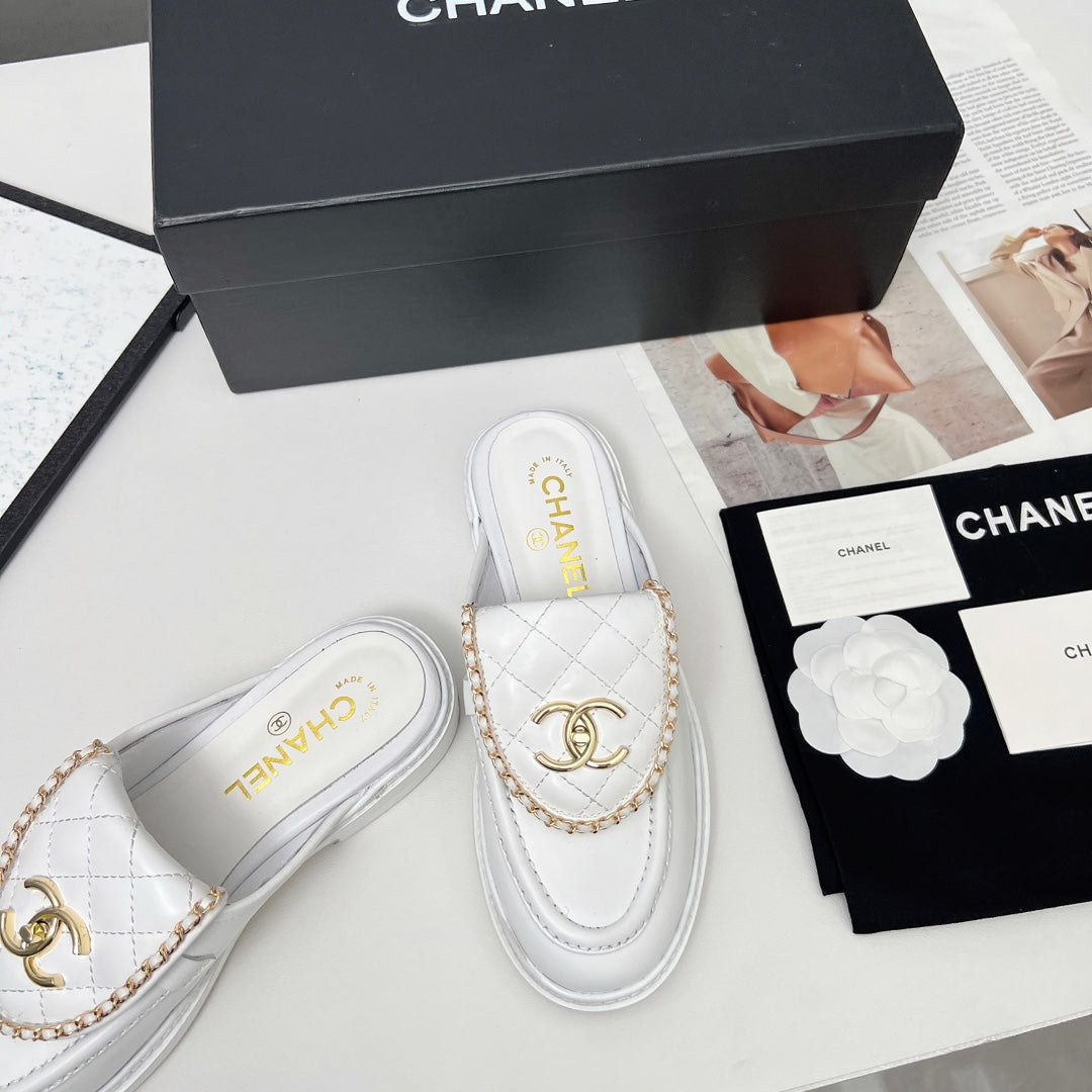 CHANEL 25S MULES WITH CHAIN DETAIL IN WHITE CALFSKIN GOLD HARDWRE - 35