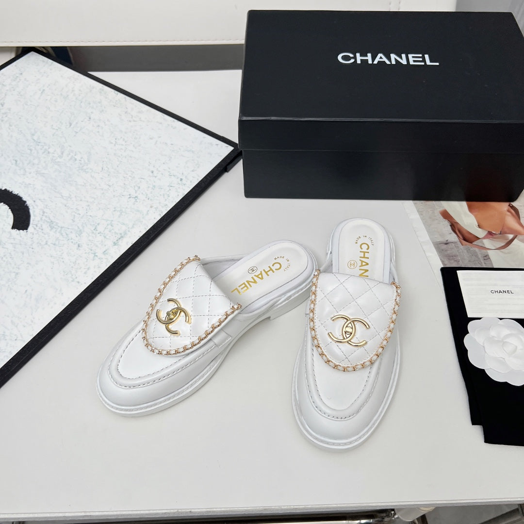 CHANEL 25S MULES WITH CHAIN DETAIL IN WHITE CALFSKIN GOLD HARDWRE - 35