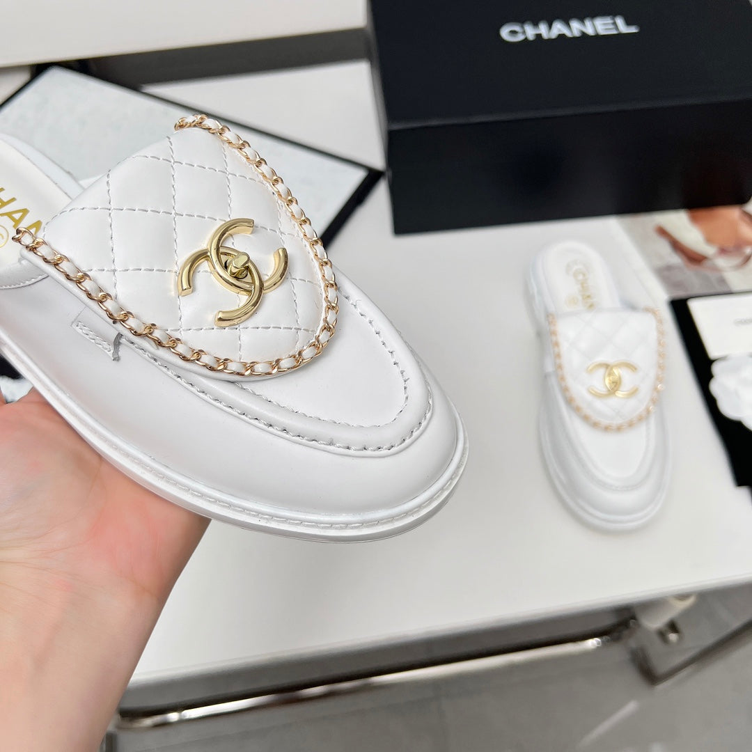 CHANEL 25S MULES WITH CHAIN DETAIL IN WHITE CALFSKIN GOLD HARDWRE - 35