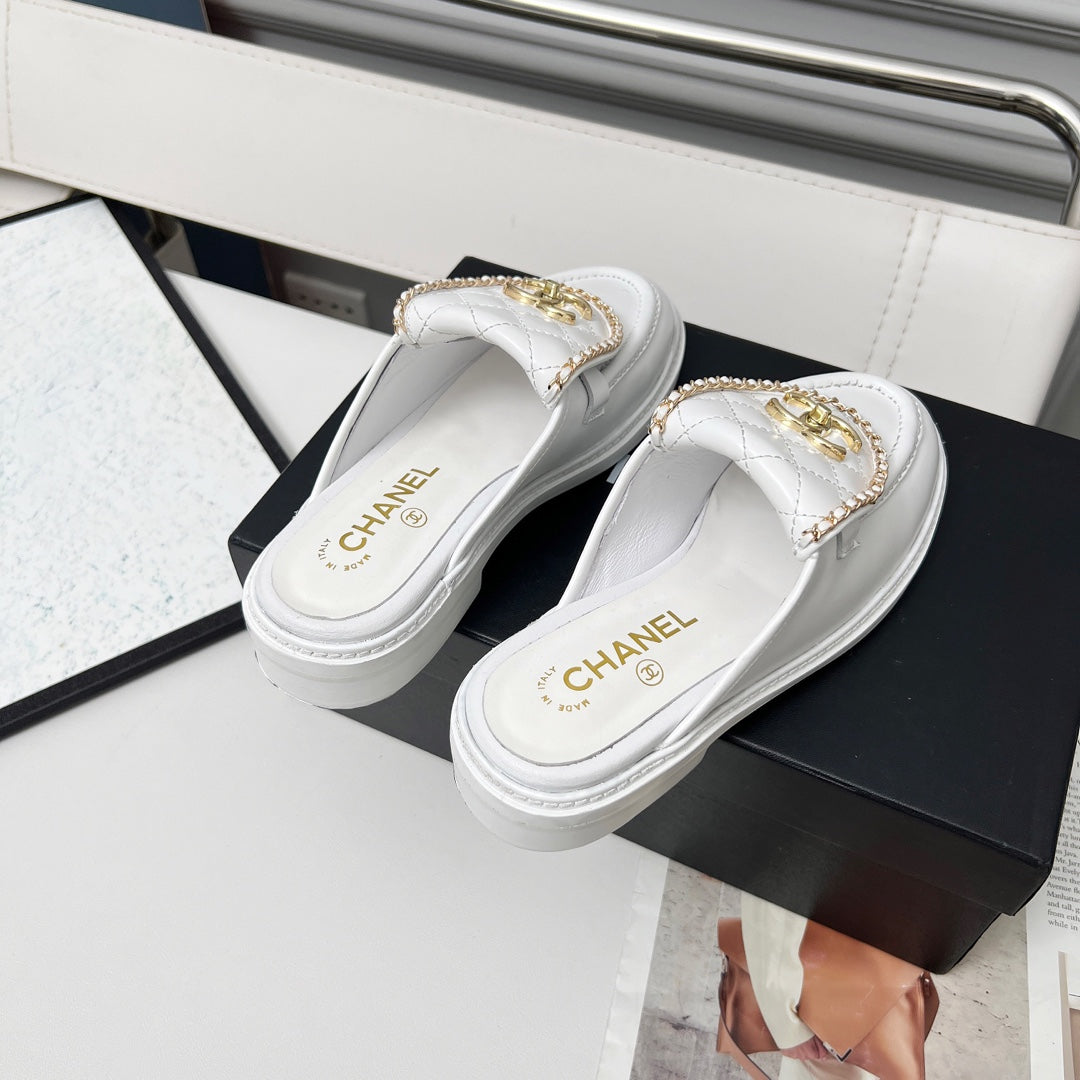 CHANEL 25S MULES WITH CHAIN DETAIL IN WHITE CALFSKIN GOLD HARDWRE - 35