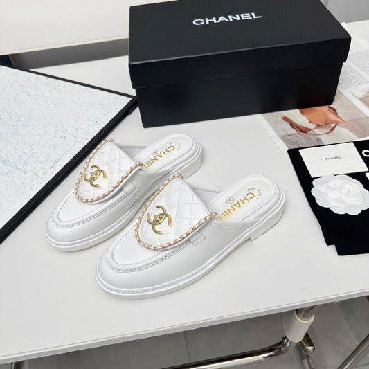 CHANEL 25S МЮЛІ З ЛАНЦЮЖКОМ ВІДДІЛКОЮ З БІЛОЇ ТЕЛЯЧОЇ ШКІРИ ЗОЛОТА ФУРНІТУРА
