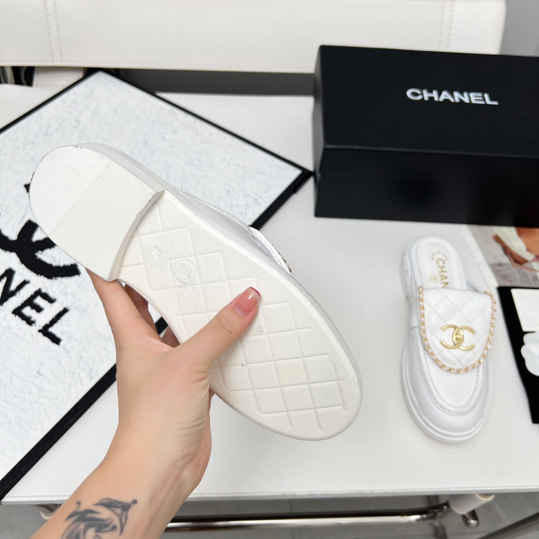 CHANEL 25S MULES WITH CHAIN DETAIL IN WHITE CALFSKIN GOLD HARDWRE - 35