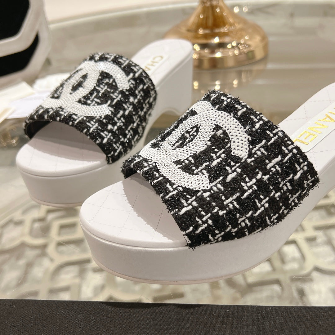 WEDGE PLATFORM IN BLACK FABRIC WITH WHITE LOGO - 34