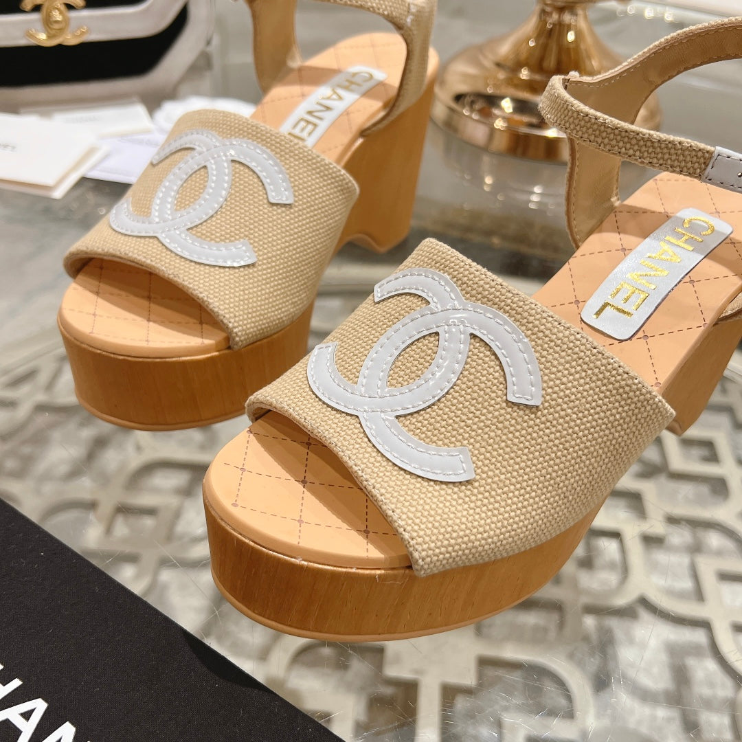 WEDGE SANDALS IN BEIGE CREAM LAMBSKIN WITH WHITE LOGO - 34