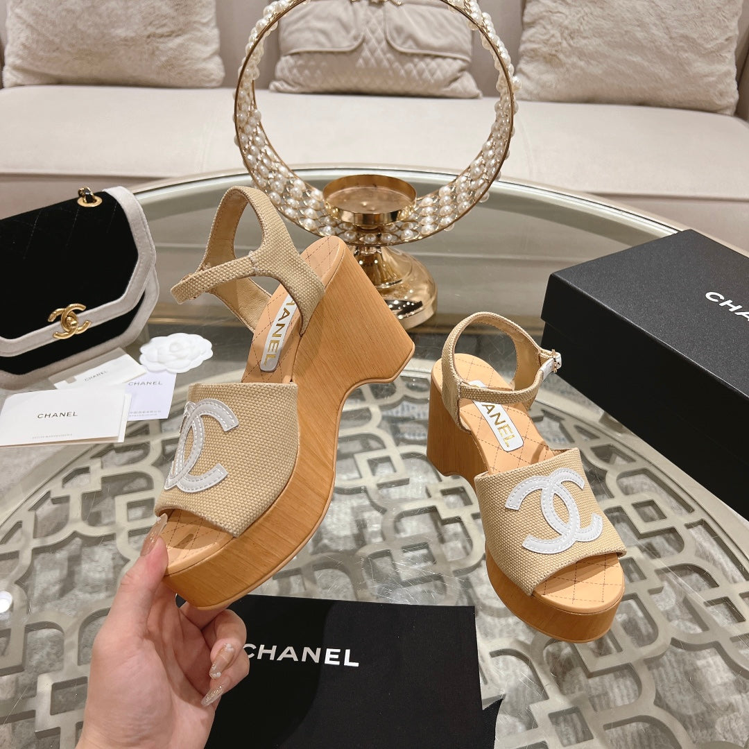 WEDGE SANDALS IN BEIGE CREAM LAMBSKIN WITH WHITE LOGO - 34