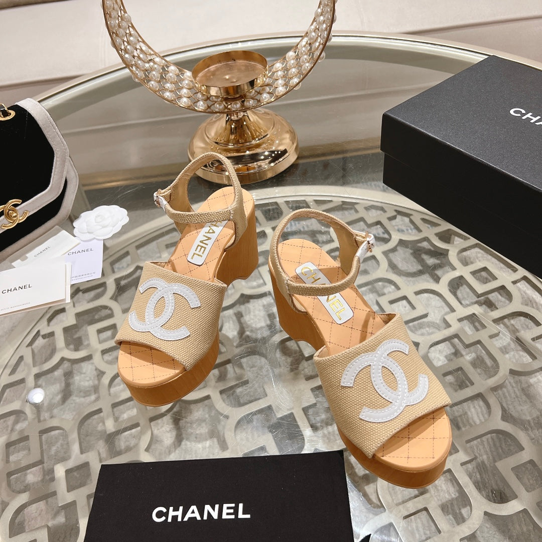 WEDGE SANDALS IN BEIGE CREAM LAMBSKIN WITH WHITE LOGO - 34