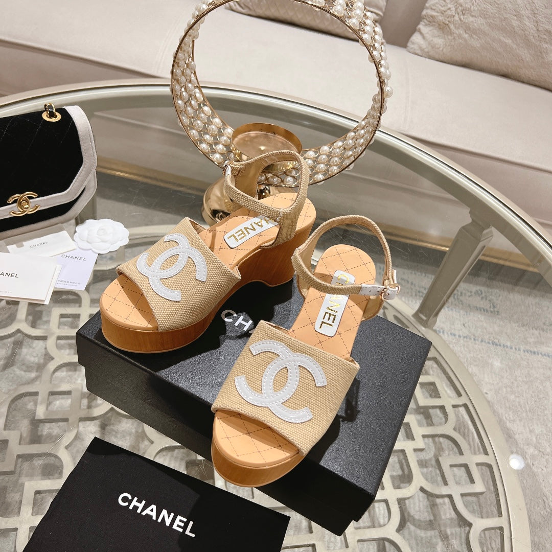 WEDGE SANDALS IN BEIGE CREAM LAMBSKIN WITH WHITE LOGO - 34