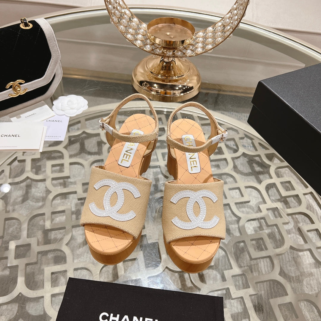 WEDGE SANDALS IN BEIGE CREAM LAMBSKIN WITH WHITE LOGO - 34