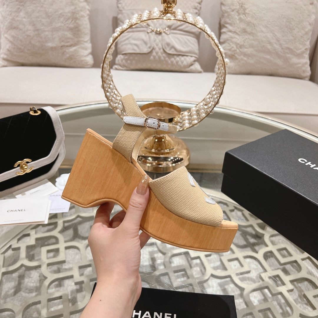 WEDGE SANDALS IN BEIGE CREAM LAMBSKIN WITH WHITE LOGO - 34
