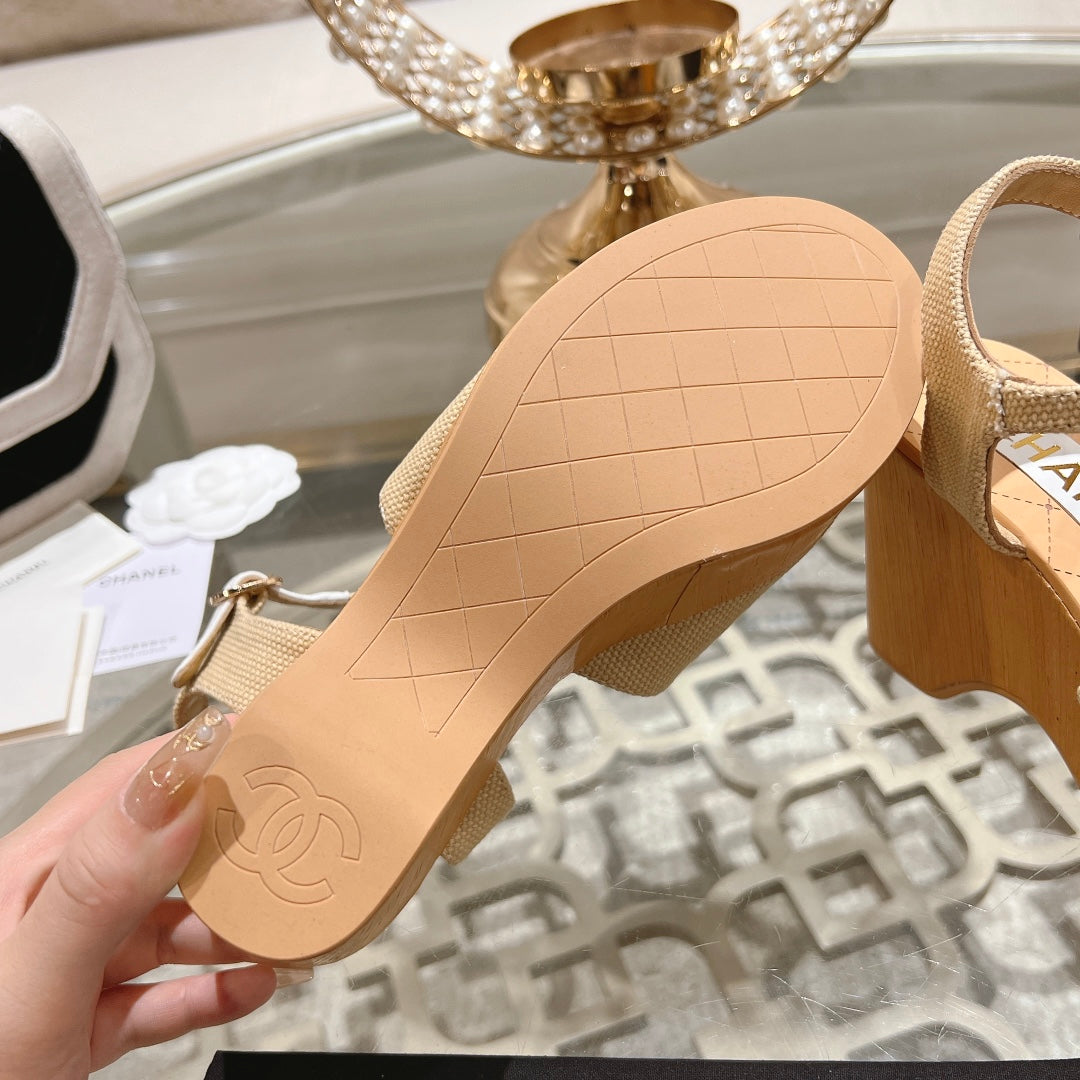 WEDGE SANDALS IN BEIGE CREAM LAMBSKIN WITH WHITE LOGO - 34