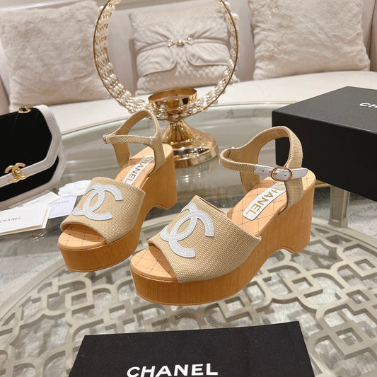 WEDGE SANDALS IN BEIGE CREAM LAMBSKIN WITH WHITE LOGO - 34